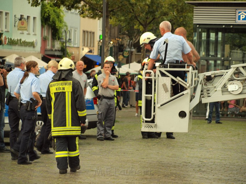 2 Denkmalkletterer hielten Feuerwehr und Polizei in Trapp Koeln Heumarkt P198.JPG